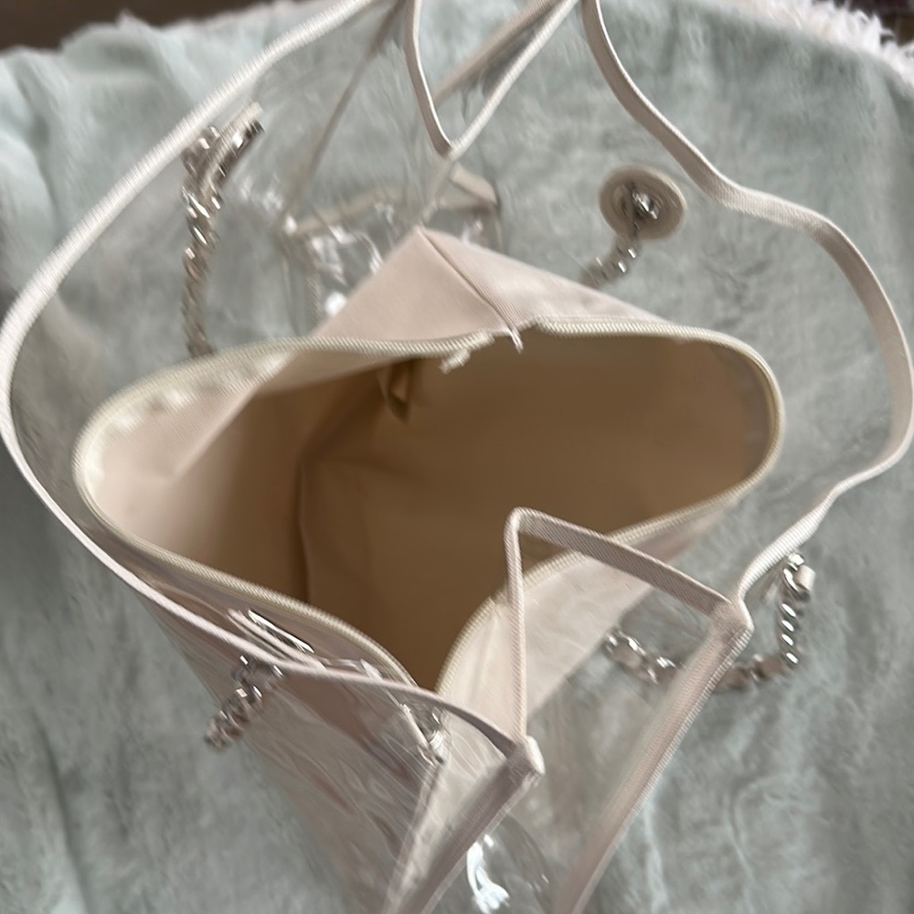 Elizabeth Arden Cream Tote with Modern Transparent Design - Picture 5 of 11
